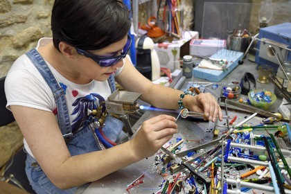 France, Var, Bormes les Mimosas, workshop A l'En Verre, Julie Marchioni works the glass for jewelery creations