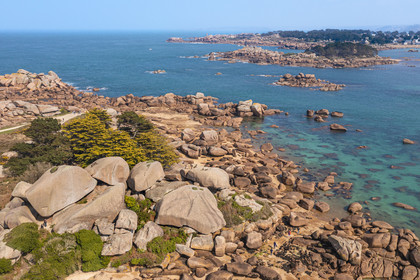 France, Côtes-d'Armor (22), Côte de Granit Rose, Trégastel, Ile Renote, le chaos granitique émerge de la plage à marée basse, Ploumanac'h en arrière plan (vue aérienne)