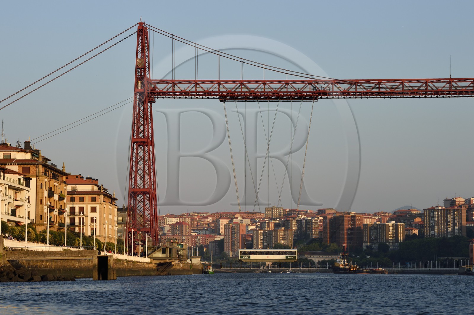 Espagne, Pays basque espagnol, Biscaye, Bilbao, pont de Biscaye (Puente de Vizcaya ou Puente Colgante) sur le fleuve Nervion, reliant les deux villes de Portugalete et Getxo, toujours en service, ce pont transbordeur construit de 1888 à 1893 est le premier construit et aussi le plus grand du monde, classé Patrimoine Mondial de l'UNESCO