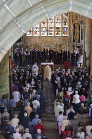 France, Finistere, Locronan, labelled Les plus Beaux Villages de France (The Most Beautiful Villages of France), Saint Ronan church, religious ceremony that ends the procession of the Tromenie