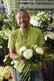 France, Alpes-Maritimes (06), Nice, le fleuriste Joseph Pinna tenant un pivoine blanc dans sa boutique Arc en ciel fleurs rue Barberis