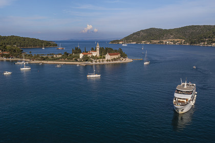 Croatie, Dalmatie, cote dalmate, Ile de Vis, village de Vis,monastère Saint-Jérome édifié au XVIe siècle par les franciscains sur la petite péninsule de Pirovo (vue aérienne)