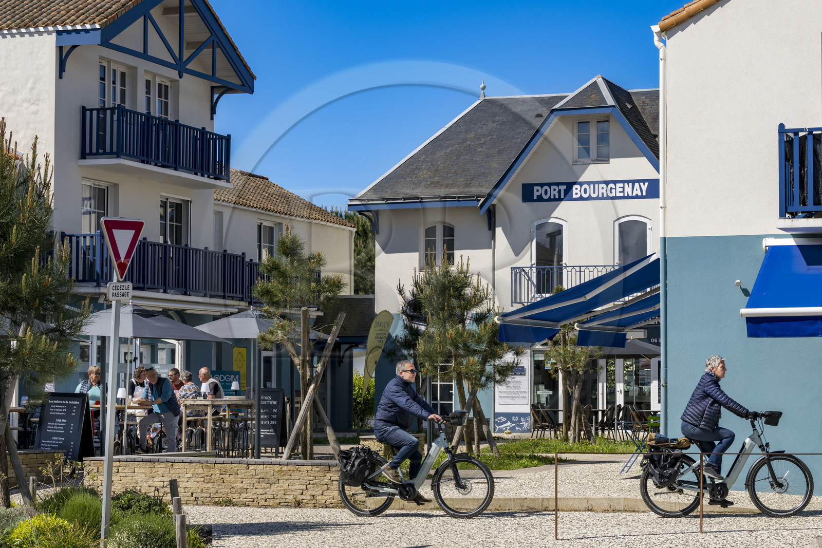 France, Vendée (85), Talmont-Saint-Hilaire, cyclistes sur la piste de la véloroute Vendée Vélo Tour et Vélodyssée