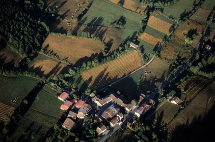France, Ariège (09), petit hameau dans la région de Bélesta (vue aérienne)