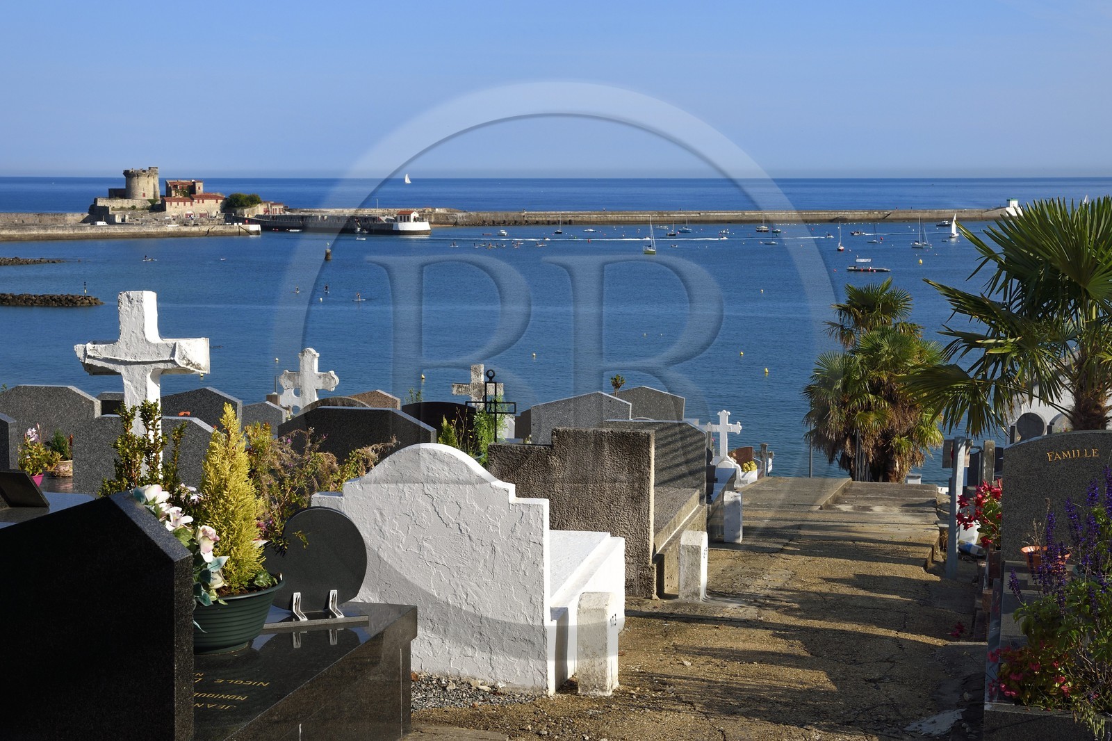 France, Pyrénées-Atlantiques (64), la côte du Pays-Basque, Ciboure, cimetière marin de Socoa et le fort de Socoa en arrière plan