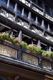 France, Bas-Rhin (67), Strasbourg, vieille ville classée Patrimoine Mondial de l'UNESCO, maison traditionnelle à pans de bois au 23 rue des Tonneliers, restaurant Le Pigeon