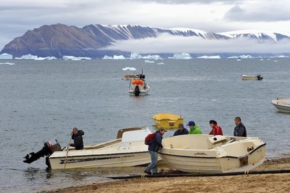 Groenland, cote Nord-Ouest, mer de Baffin, Qaanaaq ou Nouvelle Thule, les bateaux sont mis à l'eau depuis la plage du fait de l'absence d'un port