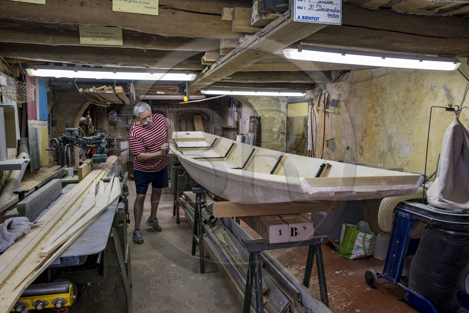 France, Vaucluse (84), L'Isle-sur-la-Sorgue, Alain Pretot, membre de la confrérie des pêcheurs les Pescaïres de la Sorgue, terminant la fabrication d'une barque à fond plat en épicéa appelée Nègo Chin dans son atelier