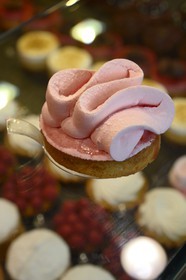France, Meurthe-et-Moselle (54), Nancy, boulangerie patisserie Stef, le rosier (meringue à la rose)