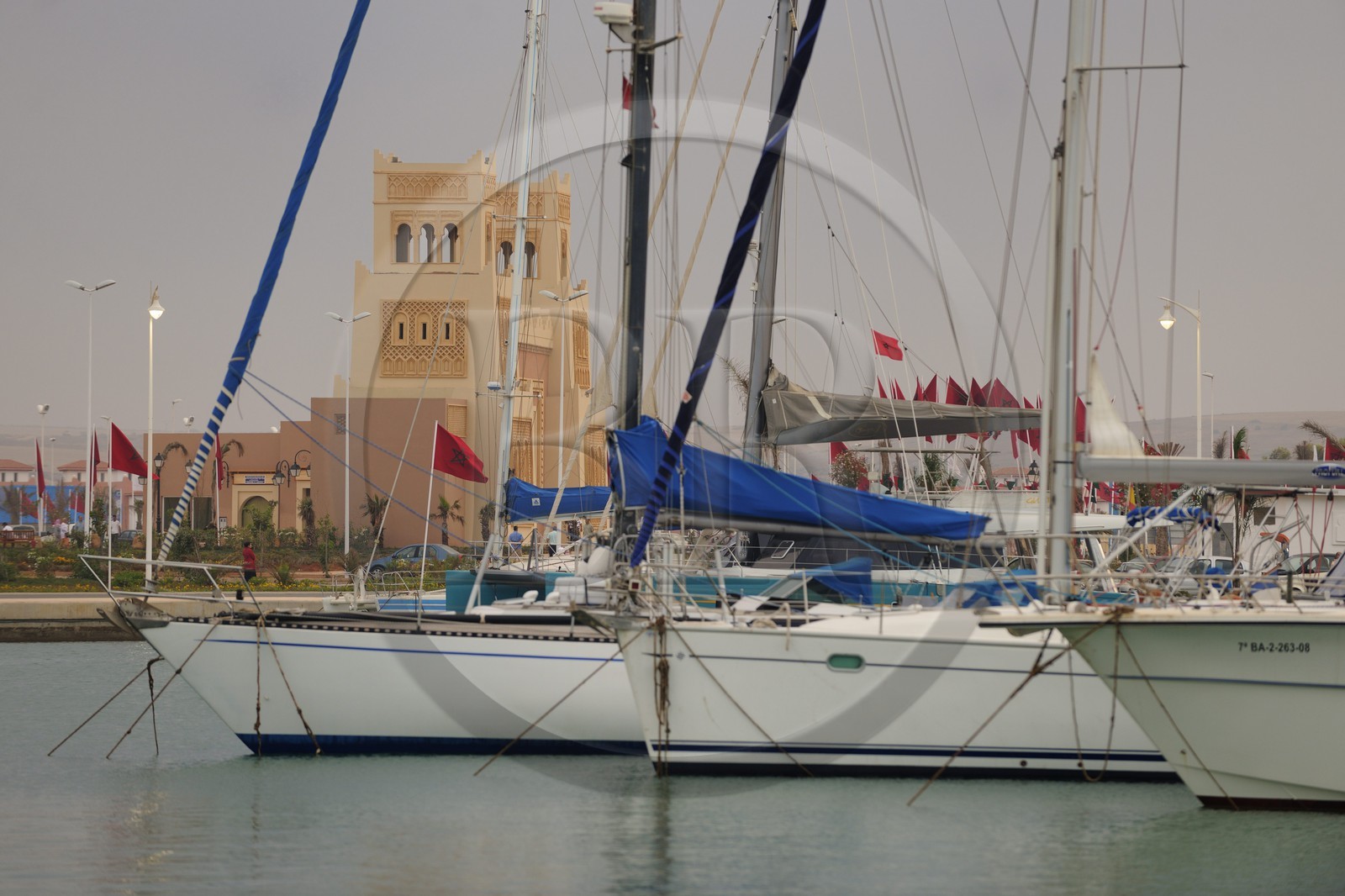 Maroc, région de l'Oriental, station balnéaire de Mediterrania Saïdia, le port et la porte de la galerie marchande Médina Saidia