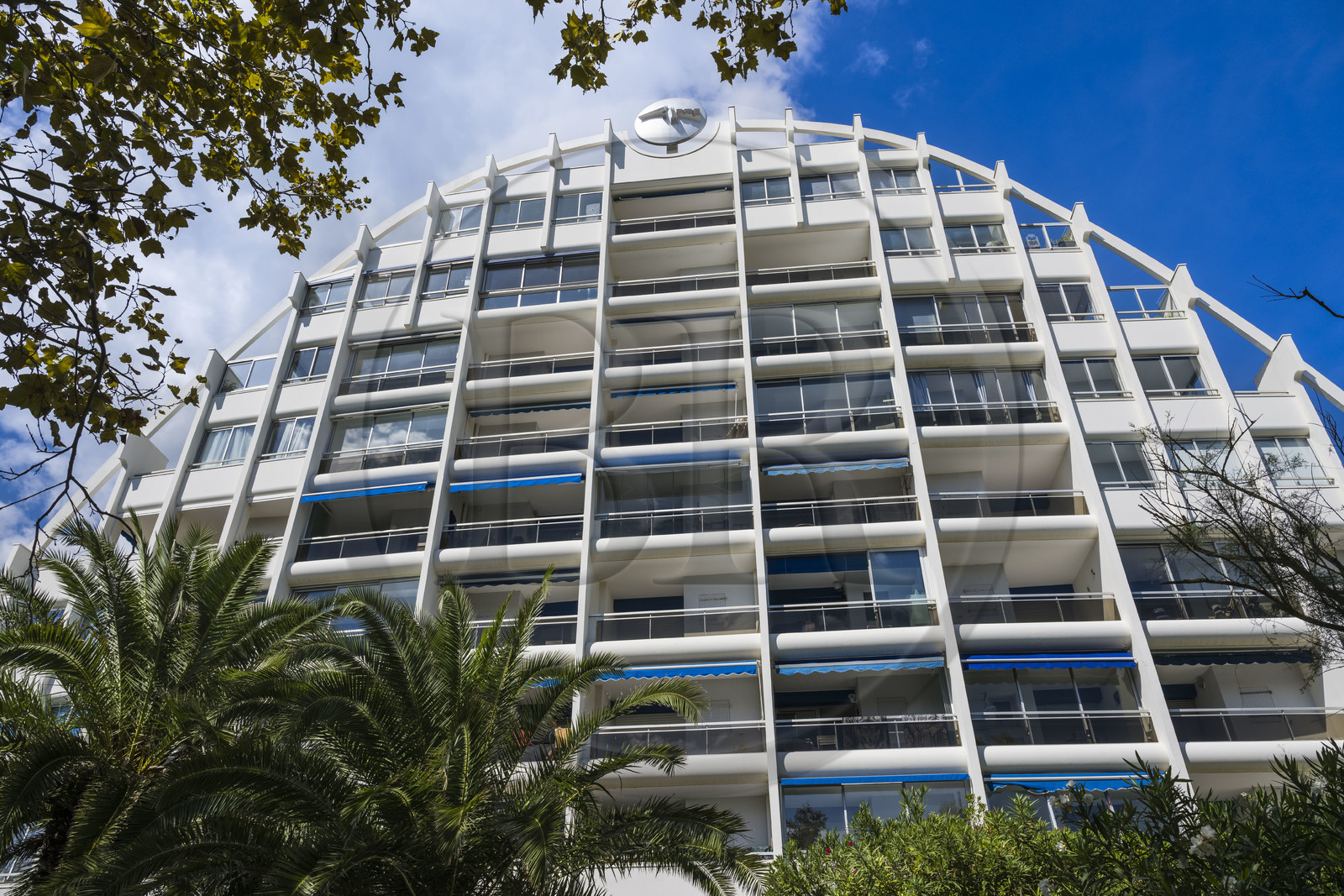France, Hérault (34), La Grande-Motte, labellisé patrimoine du XXème siècle, quartier du Couchant à l'ouest du port, l'immeuble L'Equateur de l'architecte Robert Dussud, appartenant au style architectural féminin appelé bonnet d’évêques