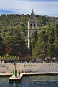 Croatie, Dalmatie, cote dalmate, Ile de Vis, village de Vis, monastère Saint-Jérome édifié au XVIe siècle par les franciscains sur la petite péninsule de Pirovo