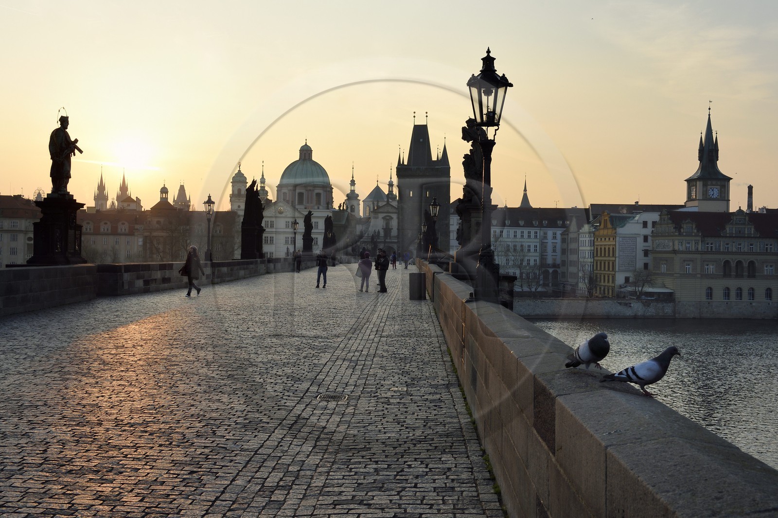 République Tchèque, Prague, centre historique classé Patrimoine Mondial de l' UNESCO, le pont Charles (Karluv Most ou Karlov Most) sur la rivière Vltava et le quartier de Stare Mesto