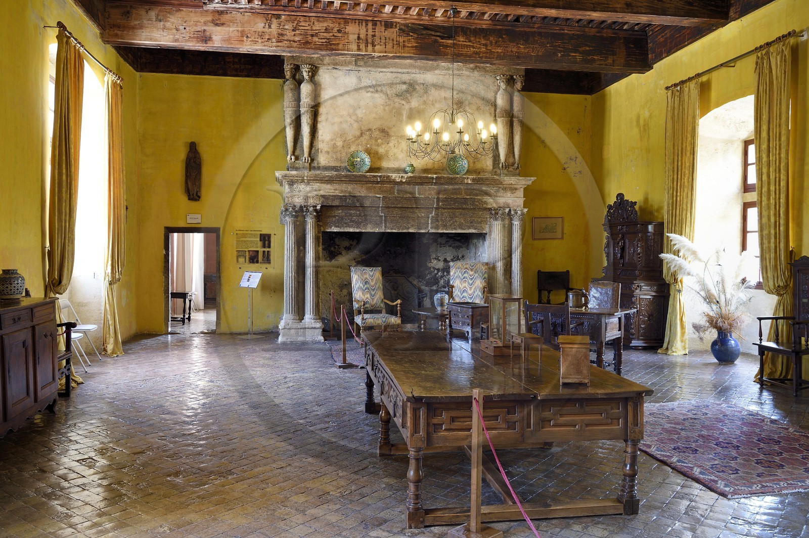 France, Vaucluse (84), Parc Naturel Regional du Luberon, Lourmarin, labellisé Les Plus Beaux Villages de France, le chateau des XVè et XVIè siècles Renaissance, salle de reception (sallestre-salle à être), cheminée Renaissance avec sculptures à têtes d'indiens couronnées de plumes