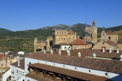 Espagne, Estremadure, Guadalupe, monastère royal de Santa Maria de Guadalupe classé Patrimoine mondial de l'UNESCO et le Parador de tourisme ancien hopital de Saint-Jean-Baptiste (San Juan Bautista hospital) au premier plan