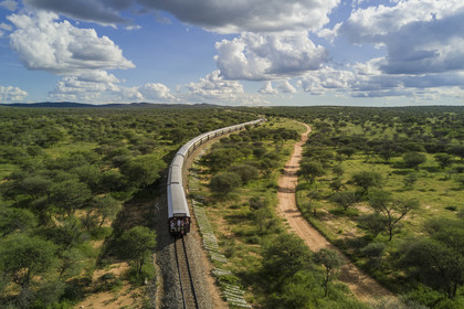 Namibie, région de Otjozondjupa, le train Shongololo express traversant le bush namibien vers Kalkfeld (vue aérienne)