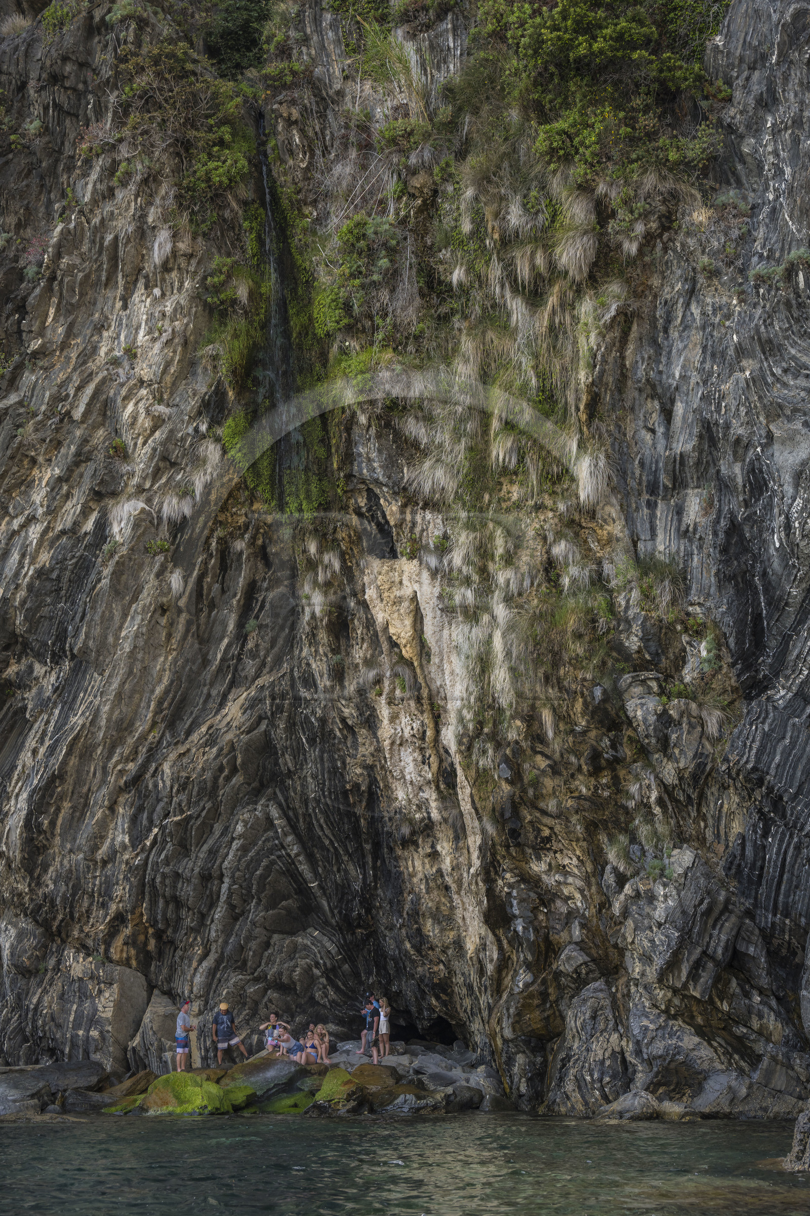 Italie, Ligurie, Cinque Terre, parc national des Cinque Terre classé Patrimoine Mondial de l'UNESCO, village de Vernazza, découverte de la cascade au pied de la falaise