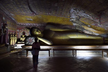 Sri Lanka, province du centre, district de Matale, Dambulla, Temple d'Or, Temple du Rocher Royal aussi appelé Ran Giri (Rocher doré) classé patrimoine mondial de l'UNESCO, la grotte n°3 Maha Alut Vihara (le Grand Nouveau Monastère), Bouddha couché