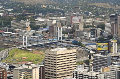 Afrique du Sud, province de Gauteng, Johannesburg, CBD (Central Business District), vue du centre ville depuis la tour du Carlton Center, le Pont Nelson Mandela et le quartier de Braamfontein en arrière plan