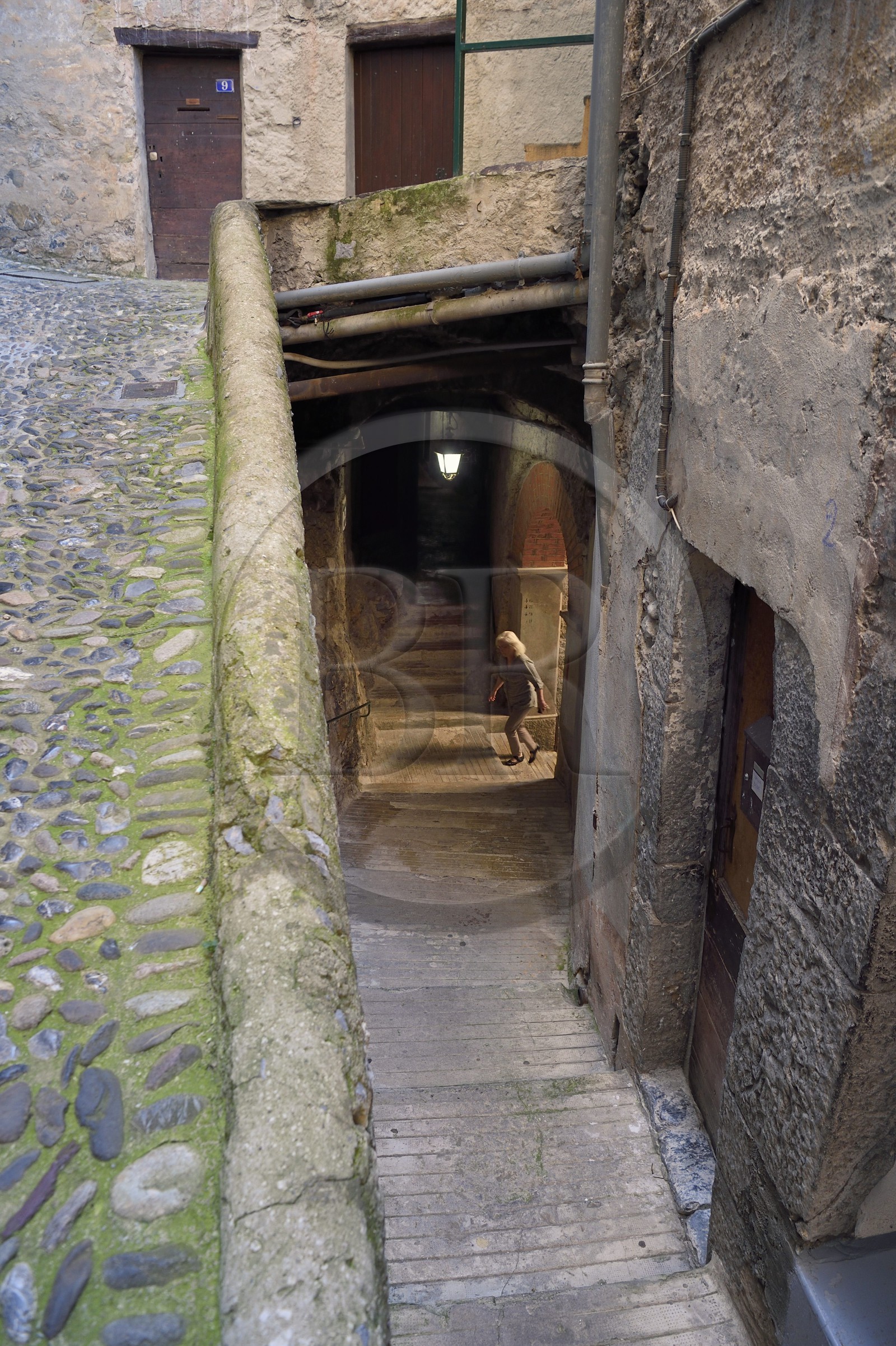 France, Alpes-Maritimes (06), vallée de la Roya (arrière-pays niçois), au pied du parc national du Mercantour, Saorge, ruelle et la traverse couverte cournioun di Garbi France, Alpes-Maritimes (06), vallée de la Roya (arrière-pays niçois), au pied du parc national du Mercantour, Saorge, ruelle et la traverse couverte cournioun di Garbi