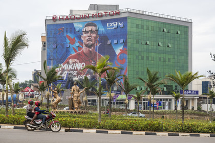 Rwanda, Kigali, le centre commercial Silverback mall avec une publicité géante pour la coupe du monde de football et une sculpture de danseurs Intore traditionnels