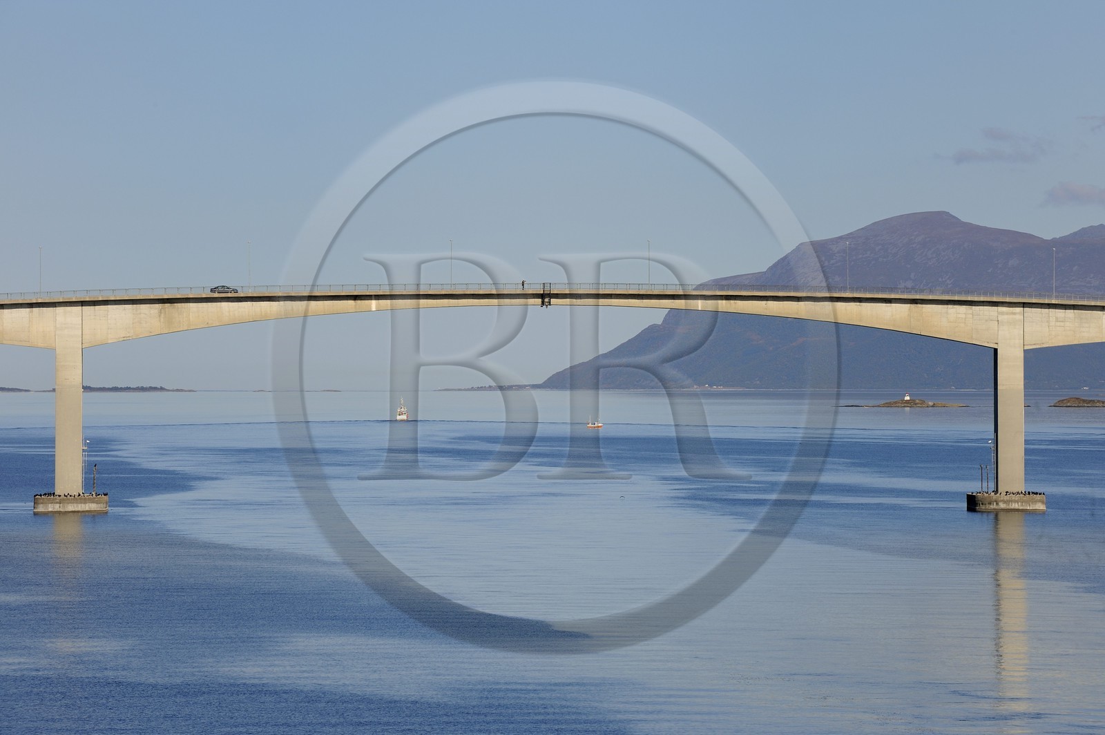 Norvège, Nordland, iles des Westeralen, pont de Sortland