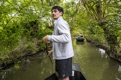 France, Vendée (85), Parc Interrégional du Marais Poitevin labellisé Grand Site de France, Maillezais, le batelier Mathis Babin armé de sa pigouille (perche en bois) pousse sa barque dans les conches sur les affluents de l'Autise