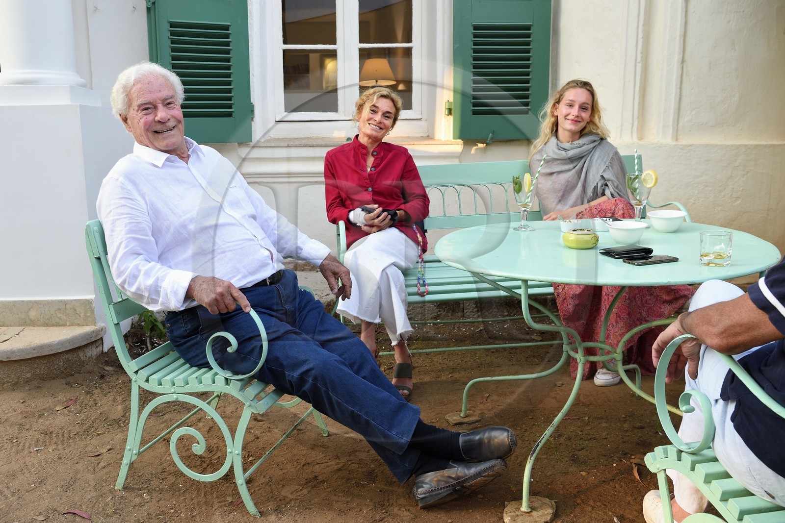 France, Var (83), Iles d'Hyères, Parc national de Port Cros, Ile de Port-Cros, Pierre Buffet né en 1930 dirige l'Hotel du Manoir depuis les années 1960, assis ici à gauche avec sa famille