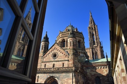 France, Bas-Rhin (67), Strasbourg, vieille ville classée au Patrimoine Mondial de l'UNESCO, la cathédrale Notre-Dame, le Chevet roman vu depuis le séminaire Sainte-Marie-Majeure