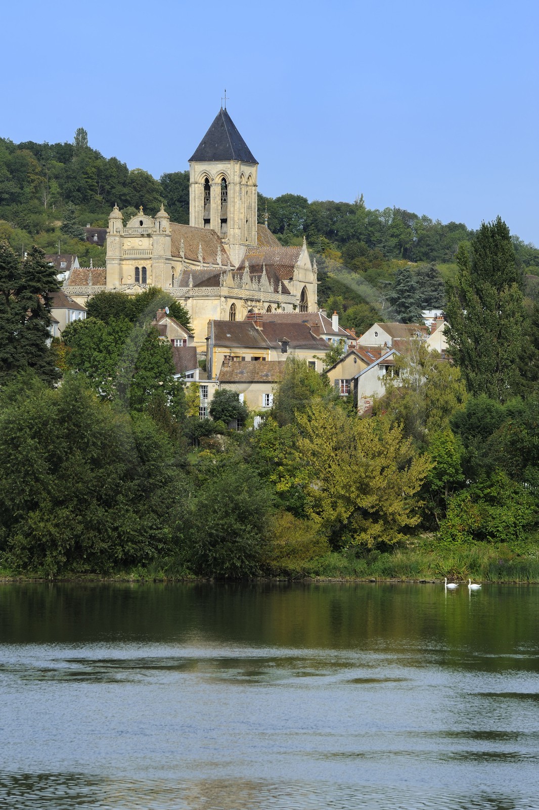 France, Val-d'Oise (95), le village de Vétheuil et son église Notre Dame peinte par Claude Monet dominant la Seine