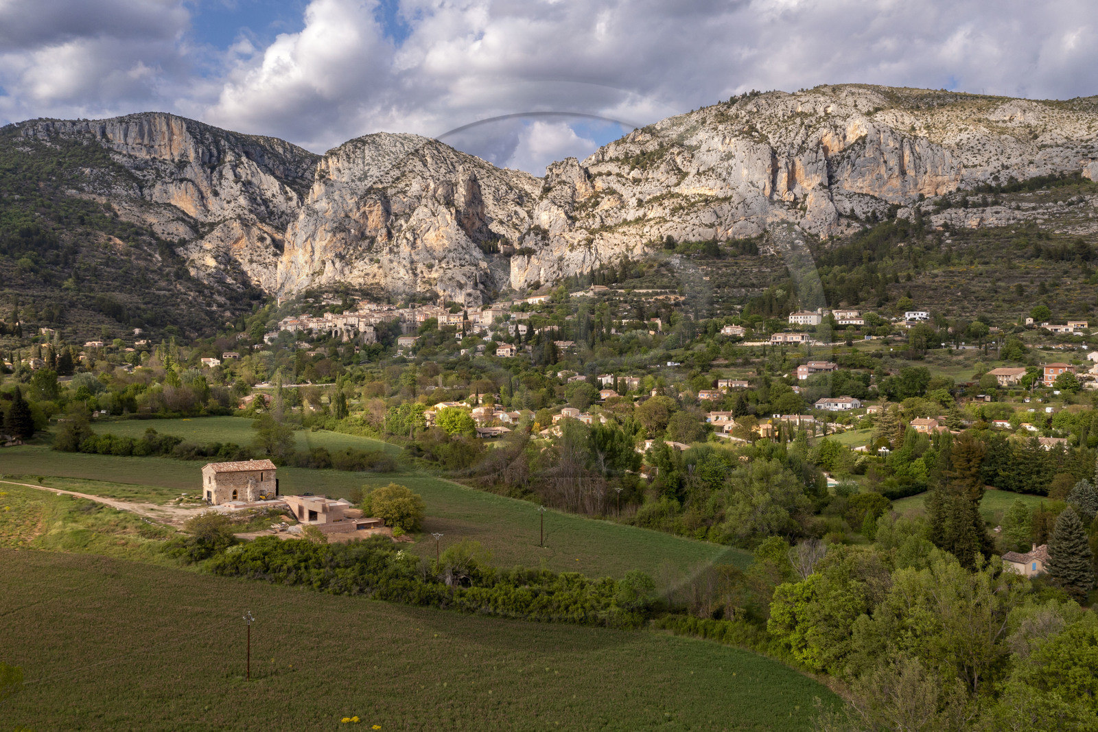 France, Alpes-de-Haute-Provence (04), Parc Naturel Régional du Verdon, Moustiers-Sainte-Marie, labellisé Les Plus Beaux Villages de France (vue aérienne)