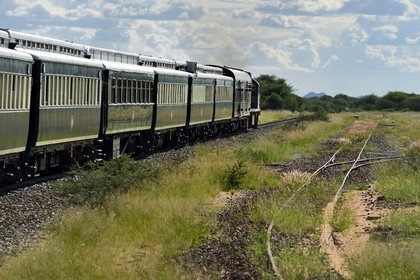Namibie, région de Otjozondjupa, le train Shongololo express traversant le bush namibien