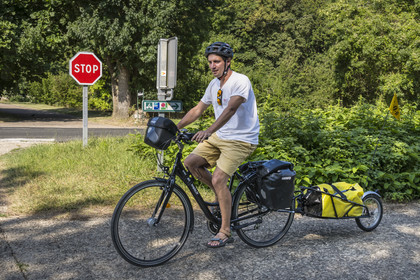 France, Maine-et-Loire (49), vallée de la Loire classée au Patrimoine Mondial par l'UNESCO, Saumur vers Saint-Hilaire, randonnée à bicyclette le long des berges de la Loire sur la piste cyclable La Loire à Vélo, vélo avec une remorque transportant le matériel de camping