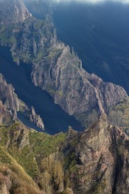 Italie, Sicile, Parc naturel régional de l’Etna, le Mont Etna, classé Patrimoine Mondial de l'UNESCO, Valle del Bove qui correspond à un effondrement d’une des parois de l’Etna créant un champ de roches volcaniques de 7 km par 6 km