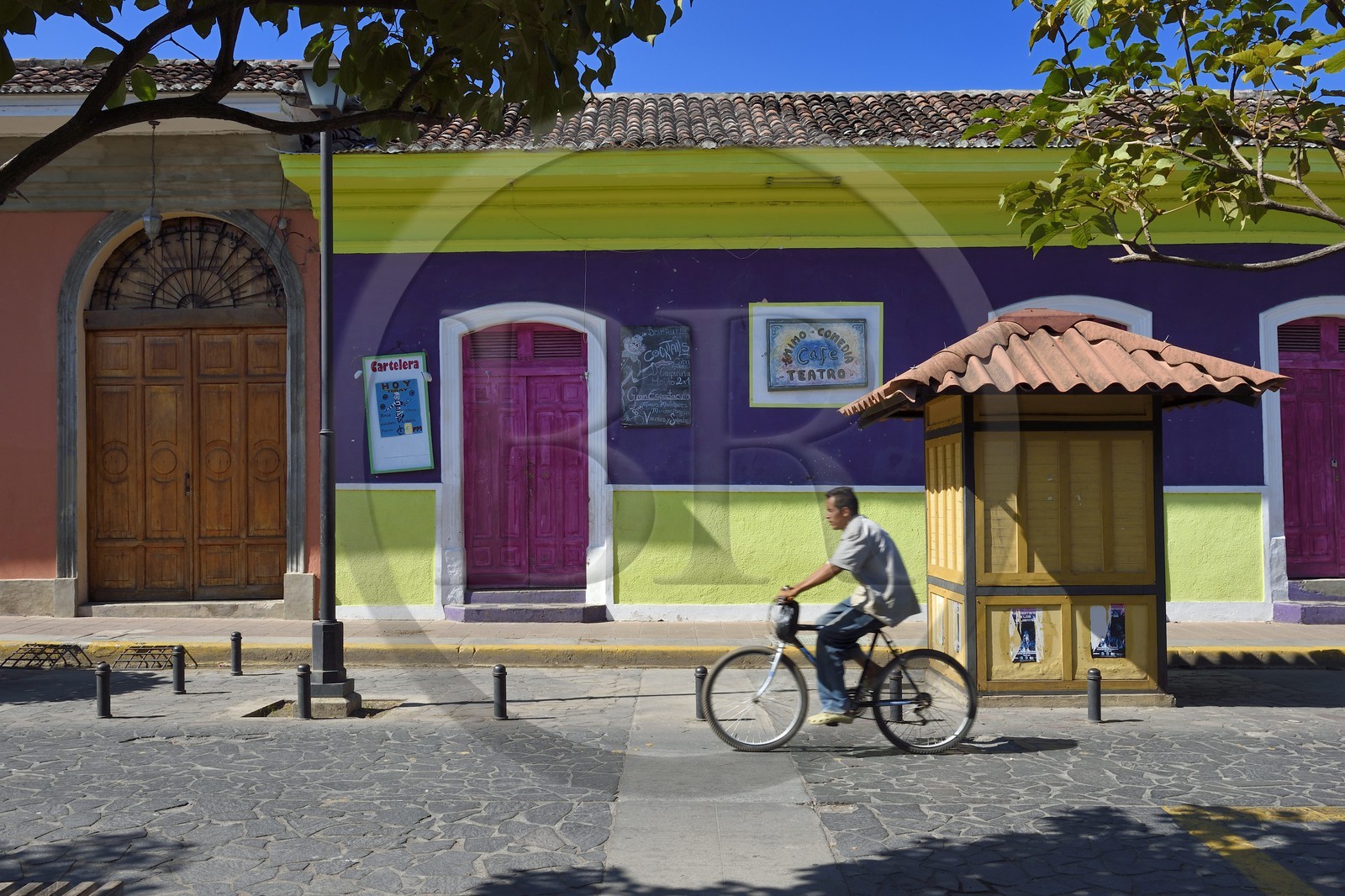 Nicaragua, Granada, maisons coloniales colorées dans la calle Calzada