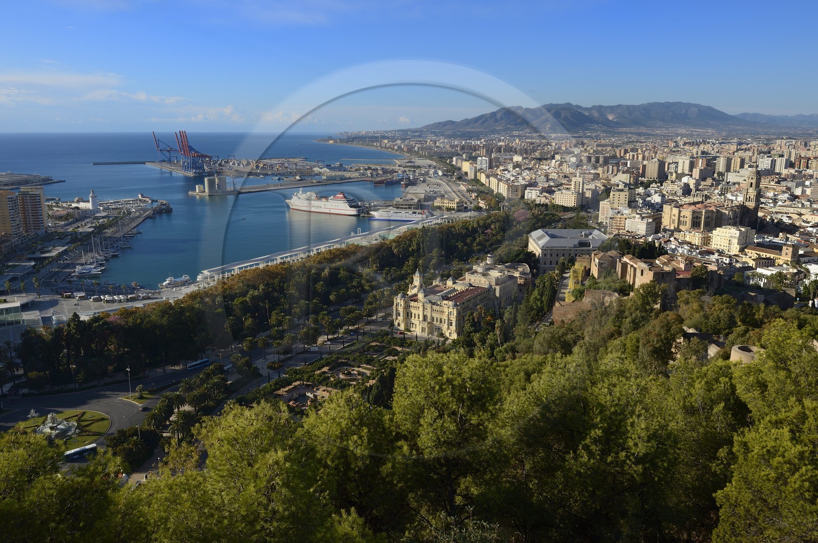 Espagne, Andalousie, Malaga,  vue générale sur le port, l'hotel de ville, la Alcazaba et la cathédrale depuis le Castillo de Gibralfaro