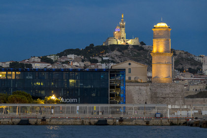 France, Bouches-du-Rhône (13), Marseille, le Mucem (Musée des civilisations de l'Europe et de la Méditerranée), le Fort Saint-Jean à droite, la basilique Notre Dame de la Garde en arrière plan