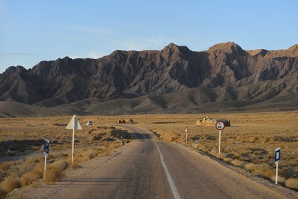 Iran, Province d'Ispahan, désert du Dasht-e Kavir, route menant à Mesr dans la région de Khur et Biabanak