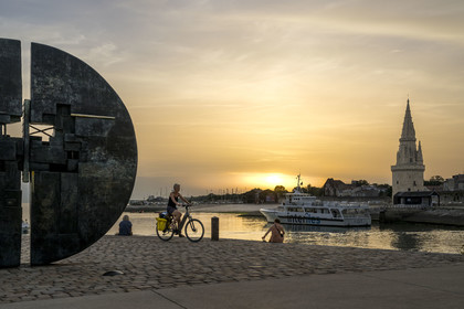 France, Charente Maritime, La Rochelle, the Old Port entrance, the tour de la Lanterne, sculpture by François Canté-Pacos in homage to Michel Crépeau