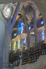 Espagne, Catalogne, Barcelone, quartier de l'Eixample, basilique de la Sagrada Familia de l'architecte du modernisme catalan Antoni Gaudi classée Patrimoine Mondial de l'UNESCO, le côté Est de la Nef et les bancs prévus pour acceuillir des grandes chorales, les colonnes du vaisseau central (nef) se subdivisent en branches tel un arbre