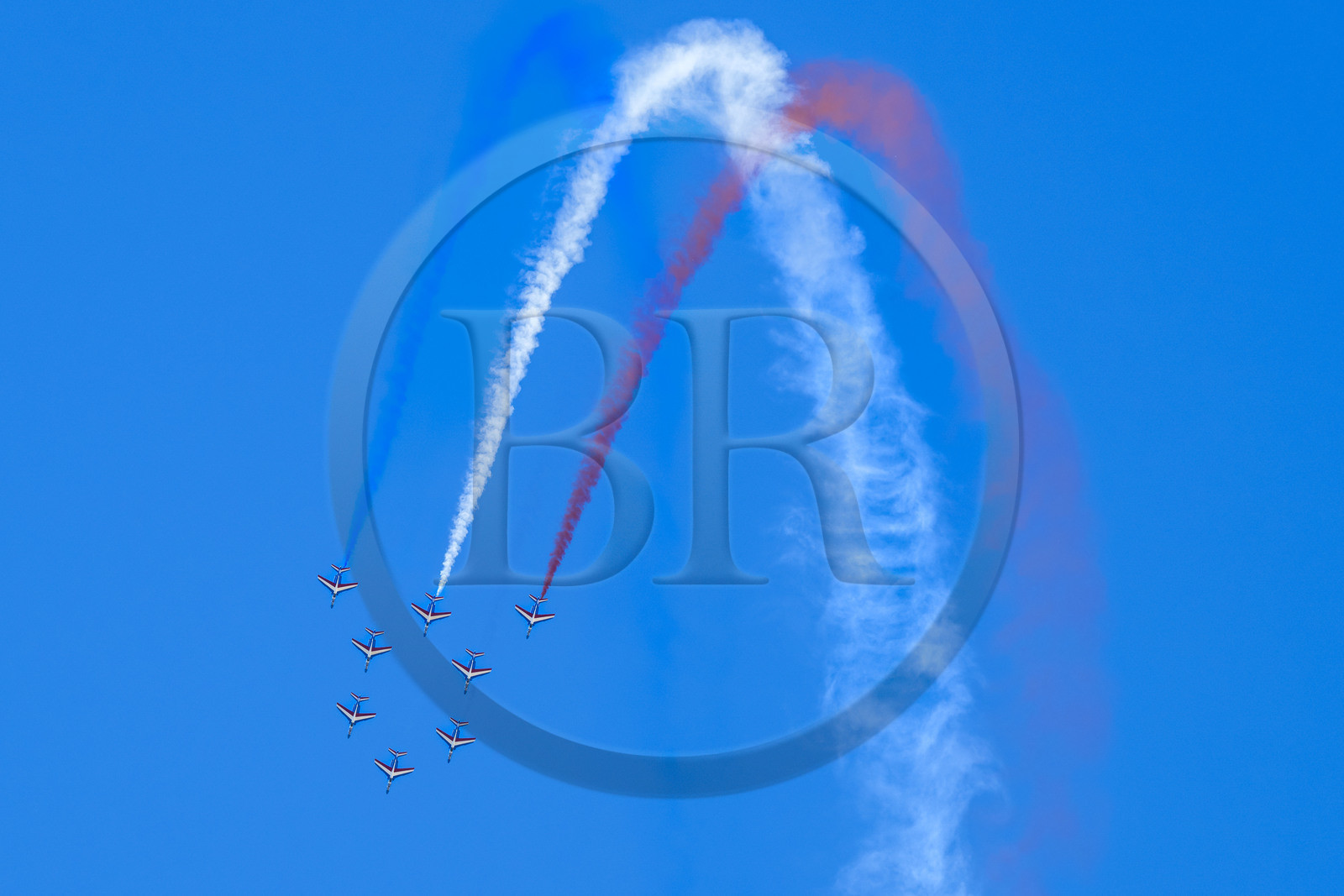 France, Bouches-du-Rhône (13), Salon-de-Provence, base aerienne 701, base de la Patrouille de France (PAF pour Patrouille acrobatique de France) de l'Armée de l'air et de l'espace française, les avions Alphajet volent en formation Alpha en effectuant un looping
