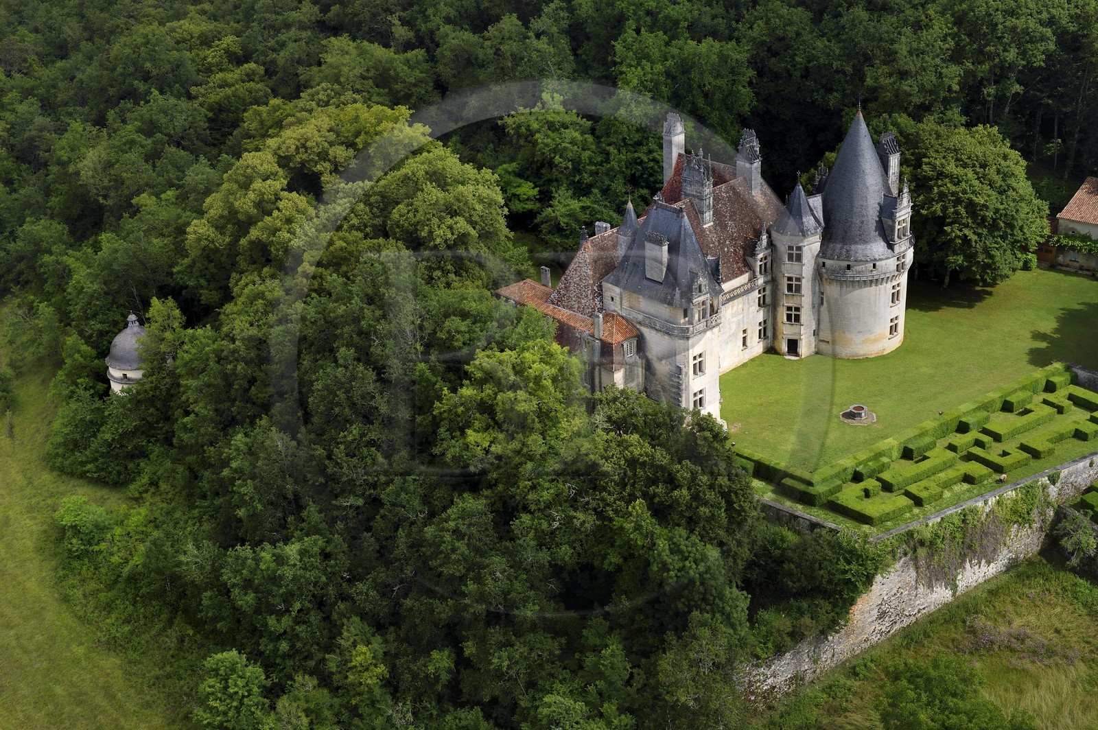 France, Dordogne (24), Périgord Vert, Villars, Chateau de Puyguilhem et son pigeonnier (vue aérienne)