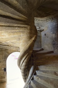 France, Vaucluse (84), Parc Naturel Regional du Luberon, Lourmarin, labellisé Les Plus Beaux Villages de France, le chateau des XVè et XVIè siècles Renaissance, escalier Renaissance à vis avec une colonnade à double torsade