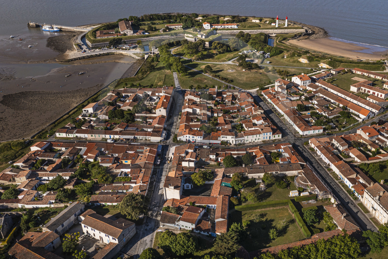 France, Charente-Maritime (17), Ile d'Aix, le village aussi appelé le bourg et le Fort de la Rade en arrière plan (vue aérienne)