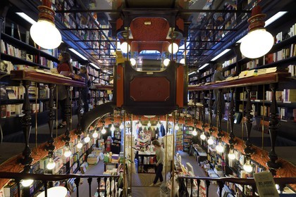 France, Pyrénées-Atlantiques (64), Pays-Basque, Biarritz, le Bookstore Place Clemenceau dont l'architecture fut réalisée en 1970 sur un modèle de cabinet anglais