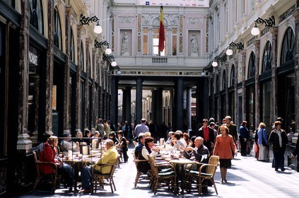 Belgique, Bruxelles, la galerie Royale Saint-Hubert, terrasse de café