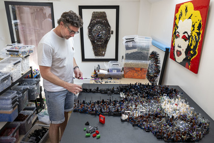 France, Côte-d'Or (21), Dijon, l'artiste Aymeric Gillet alias M'Brick dans son atelier rempli de caisses de Légo multicolores utilisés pour créer des tableaux géants pixellisés inspirés par la pop culture