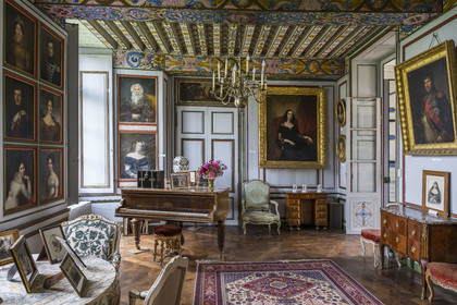 France, Côte-d'Or (21), Epoisses, le château d'Epoisses, portraits de famille de la famille de Guitaut dans le salon de musique