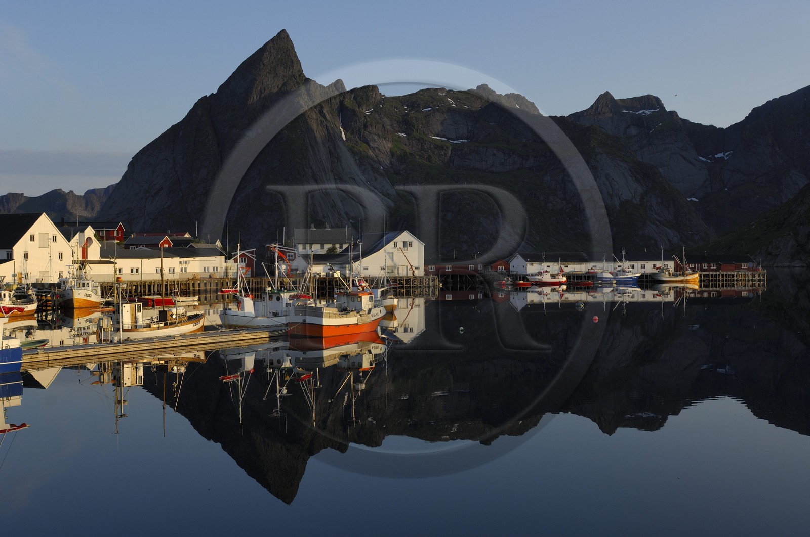 Norvège, Nordland, Iles Lofoten, Ile de Moskenes, port de pêche de Hamnoy près de Reine au soleil de minuit