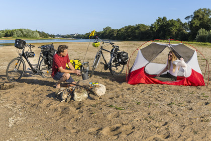 France, Maine-et-Loire (49), vallée de la Loire classée au Patrimoine Mondial par l'UNESCO, Saumur vers Saint-Hilaire, randonnée à bicyclette le long des berges de la Loire, installation du campement pour la nuit sur un des bancs de sable formant des îles sur la Loire